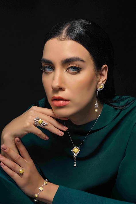 Hadiah Perhiasan Berlian untuk Anniversary Pernikahan, Ada Berlian