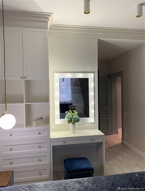 Гримерное зеркало с лампочками настенное 80 на 100 белое фактурное в ...