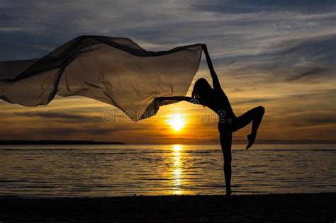 Siluetta Della Ragazza Sexy Esile In Bikini Che Cammina Sulla Spiaggia