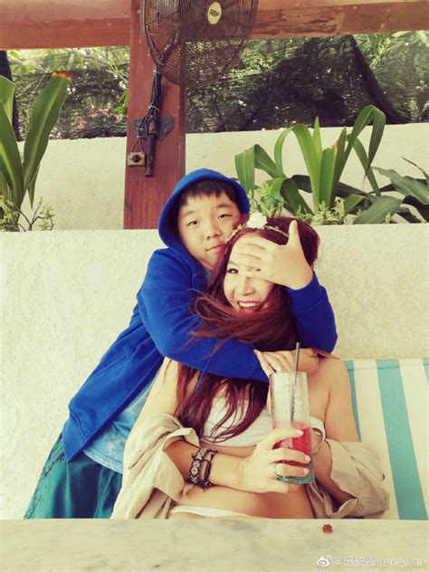 Bông hồng lửa của màn ảnh Hong Kong Ôn Bích Hà tiếp tục gây sốc với loạt ảnh bikini gợi cảm ở