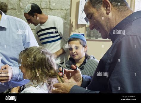 Una familia realiza un Halaqah sefarditas o Upsherin judíos