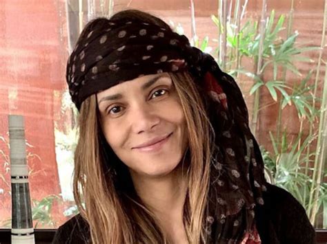 Casi El Mismo Bikini A A Os De Haber Sido Una Chica Bond A Los Halle Berry Cuenta Sus