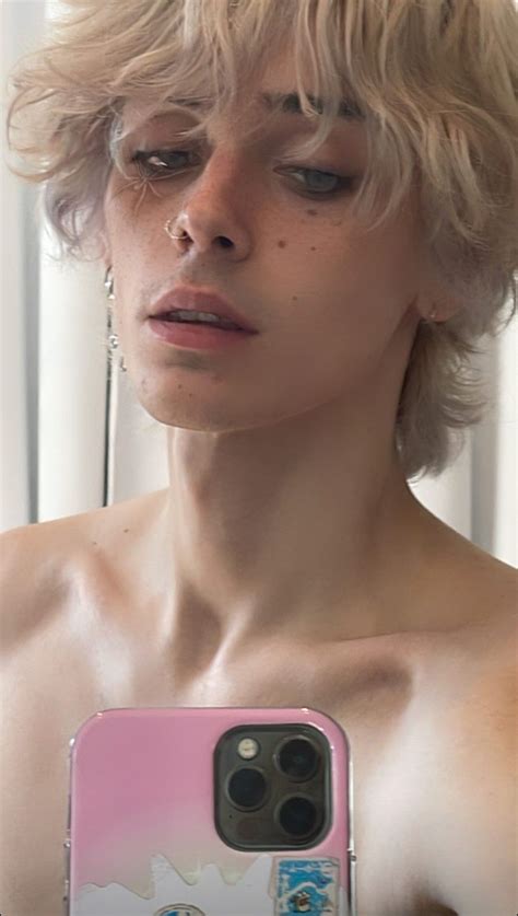 Pin by 𝘛𝘩𝘦 𝘋𝘢𝘳𝘬 𝘓𝘰𝘳𝘥 on Gauge burek Long platinum blonde Hair cuts