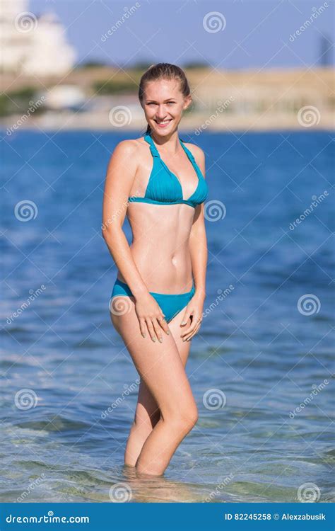Portret Van Nat Meisje In Blauwe Bikini In Overzees Stock Foto Image Of Mensen Europees