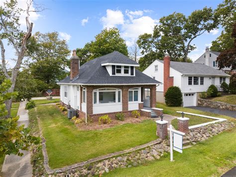122 Richmond Avenue, West Haven, CT 06516 - See Est. Value, Schools & More