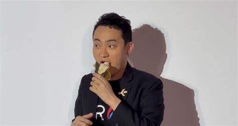 Justin Sun Mangia La Banana Di Cattelan Pagata 6 Milioni Mantiene La