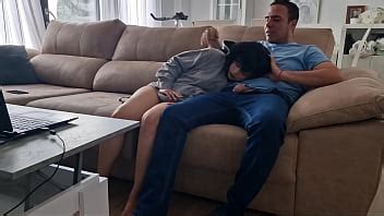 Me Veo Una Peli Con Mi Novia Y Le Pongo El Pene En La Cara Por Dormirse Xvideos