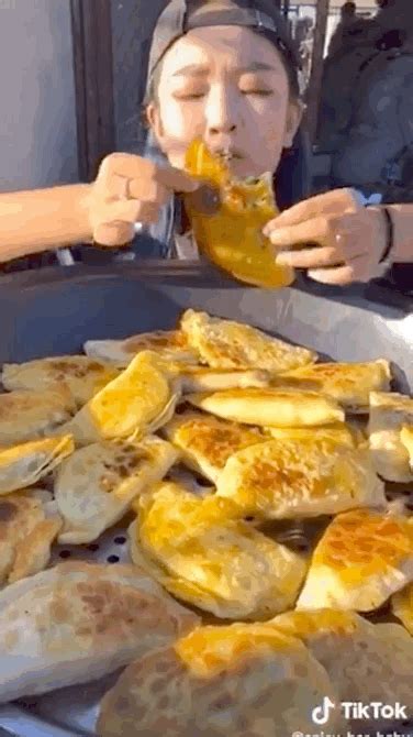 Thêm một hot girl Trung Quốc làm video ăn thùng uống vại cư dân mạng ngán ngẩm Buông tha