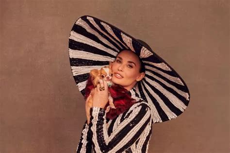 Kelly Clarkson Yells My Boob S Showing And Bolts Off Stage In Wardrobe Malfunction Daily Star