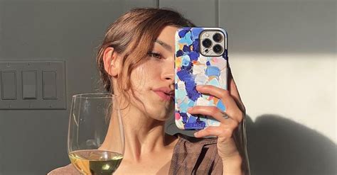 Livia Martin se la coule douce en mini bikini texturé