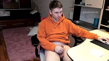 Un Semental Mira Porno Y Se Masturba Una Polla Caliente Sin Circuncidar XVIDEOS