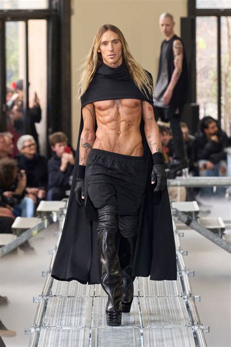 Models are proving that white hair men are the new trend 6