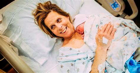 Una abuela de 61 años da a luz a su propia nieta para ayudar a ser padre a su hijo gay