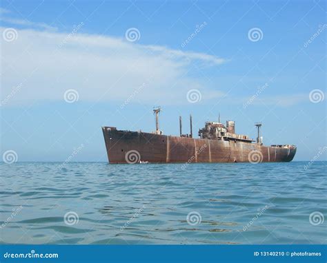 Barco Oxidado Viejo Abandonado Foto De Archivo Imagen De Carro Metal