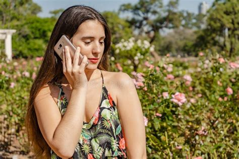 Hermosa Joven Latina En Un Parque Hablando Por Su Celular Concepto De Tecnología Y Comunicación