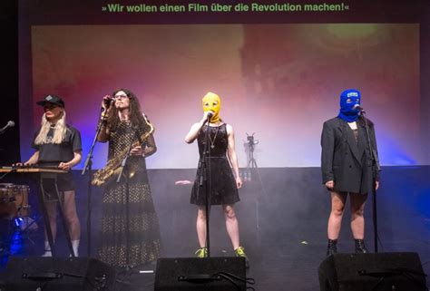 Macht Putin Platt Aufsehenerregendes Konzert Von Pussy Riot In Tirol Musik Derstandard At