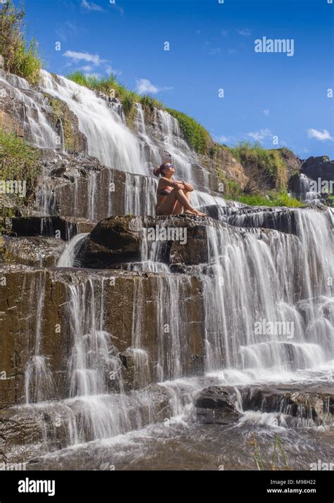 Jeune fille bikini Banque de photographies et dimages à haute résolution Alamy