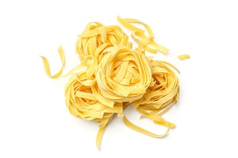 Nido Fettuccine Pasta Italiana Aislado Sobre Fondo Blanco Foto Premium