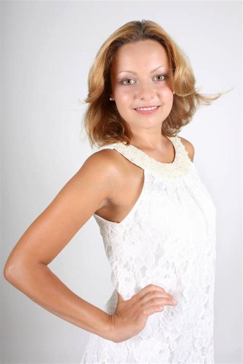 Mujer Atractiva En El Bikini Rosado Que Se Sienta En La Playa Foto De Archivo Imagen De