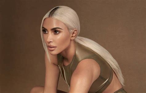 Kim Kardashian é criticada por vender chinelados usados por até R 254