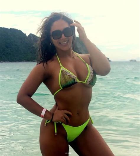Isabel Acevedo se luce con un bikini neón en tendencia en las bellas