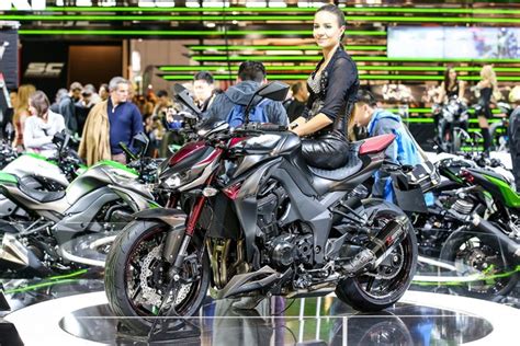 Ngất ngây với nhan sắc dàn hot girl trong triển lãm EICMA