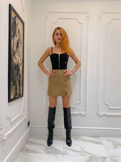 Къса пола букле с копчета