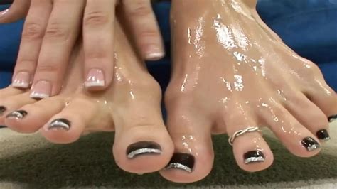 A la milf rubia perra le gusta el sexo con los pies y lame su semen de sus propios pies después