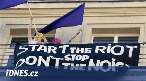 V Praze se konal happening pro Pussy Riot Dorazily členky v kuklách iDNES cz