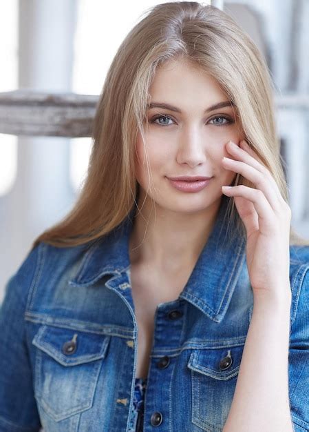 Portrait D une Femme Blonde Aux Yeux Bleus Vêtue D une Veste En Jean Photo Gratuite