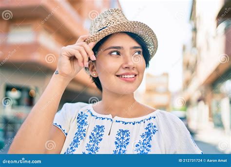 Joven Turista Latina De Vacaciones Sonriendo Feliz Paseando Por La Ciudad Foto De Archivo