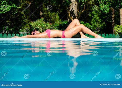 Mujer En Bikini Que Toma El Sol El Vacaciones De Verano Foto De Archivo Imagen De Exterior