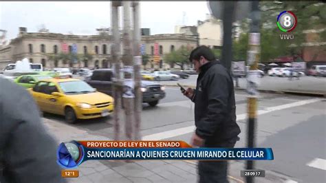 Presentan Proyecto Para Sancionar A Quienes Crucen La Calle Mirando El