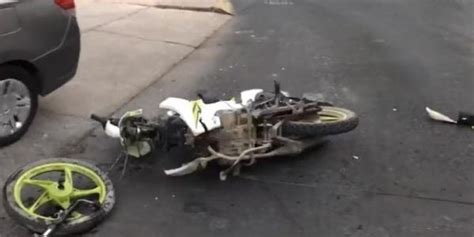 Choque de frente entre moto y camioneta deja daños materiales en