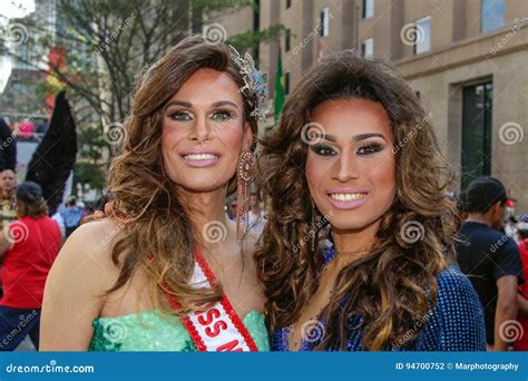 Les Jeunes Hommes Se Sont Habillés Comme Des Femmes Au Gay Pride Gai Sao Paulo Photographie