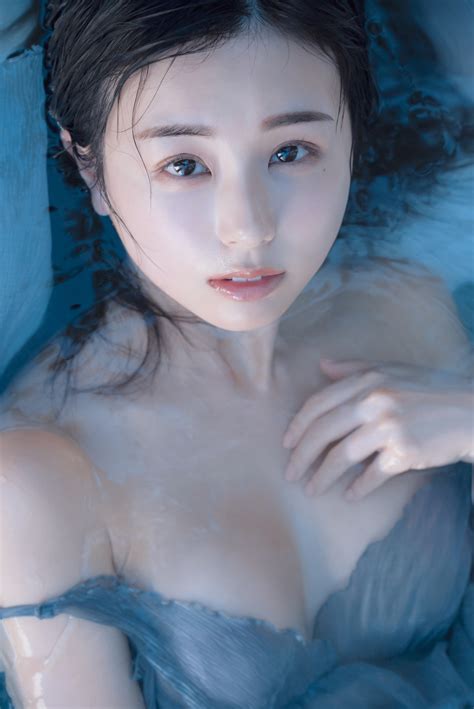 美しい。“snsのフェチ天使”くりえみが3rd写真集で肉体美を披露｜「マイナビウーマン」