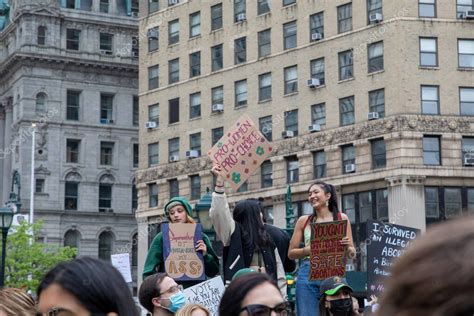 Una Joven Sosteniendo Un Cartel De Cart N Con Las Palabras Pro Women