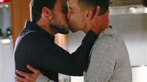 Murder une scène gay de la série censurée par la télévision italienne TF1 INFO