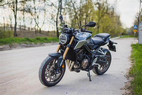 Zdjęcia 22 Honda CB 650R na poboczu Honda CB650R wszechstronny naked z rodziny Neo Sports