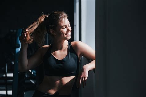 Warmes Sonnenlicht Wundersch Ne Blonde Frau Im Fitnessstudio Zu Ihrer Wochenendzeit