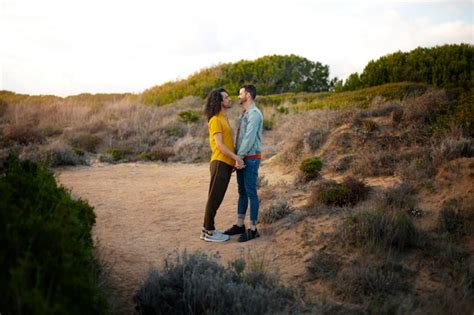 Vista de una pareja gay siendo cariñosa y pasando tiempo juntos en la playa Foto Gratis
