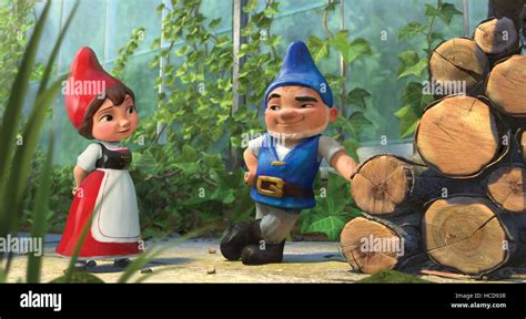 GNOMEO & JULIET, (aka GNOMEO AND JULIET), from left: Juliet (voice ...