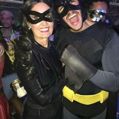 Fátima Bernardes e namorado se vestem de mulher gato e Batman TV Foco