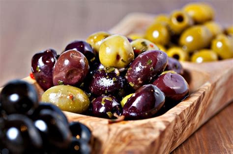 Оливки консервовані: користь і шкода для організму