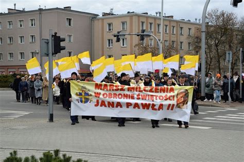 Milcz Cy Marsz Papieski W Obronie Wi Tego Jana Paw A Ii Ulicami