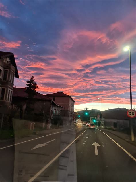 Sabes por qué amanecemos hoy con el cielo rosa Onda Vasca