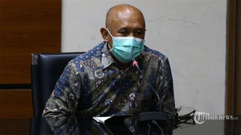 Dipakaikan Jaket Oleh Hasto Kristiyanto Menteri Koperasi Dan Umkm