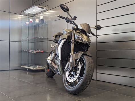 Купить б у Ducati Streetfighter V2 инжектор 6 передач в Москве зелёный naked bike 2023 года на