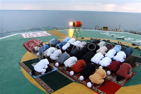 Shalat Ied Pekerja Lepas Pantai Antara Foto