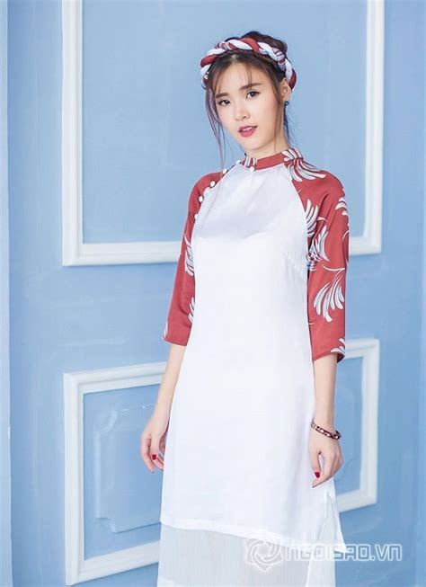 Hot girl và hot boy Việt Bà Tưng mặc đồ giản dị đạp xe đi dạo Quỳnh Kool duyên dáng